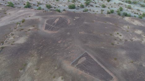 Luftdrohnenaufnahme-Von-Blythe-Intaglios,-Zwei-Einzigartigen-Antiken-Geoglyphen,-Die-In-Sonora-Wüstengelände-Gezeichnet-Wurden