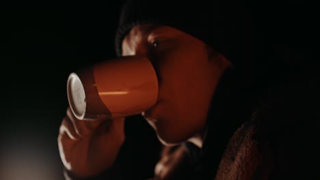 Kaffee-Am-Lagerfeuer:-Junger-Obdachloser-Nippt-An-Seinem-Kochend-Heißen-Kaffee-Und-Atmet-Dampfwolken-In-Die-Kühle-Winterbrise-Aus