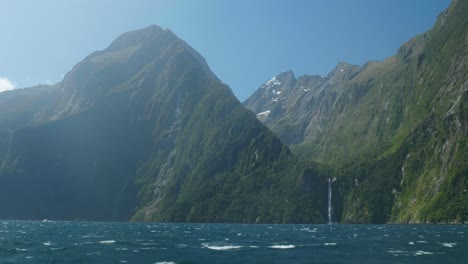 Der-Weitläufige-Blick-Fängt-Einen-Majestätischen-Wasserfall-Ein,-Eingebettet-Unter-Hoch-Aufragenden-Bergen-In-Der-Atemberaubenden-Landschaft-Des-Milford-Sound