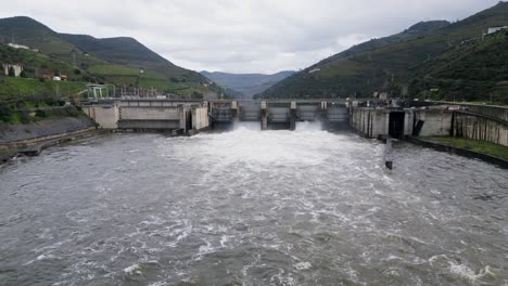 Wasserkraft-Staudammfreigabe-Am-Fluss-Douro---Luftaufnahme