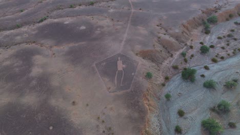 Drone-Pulling-Back-Above-Blythe-Intaglios-in-Sonoran-Desert,-Arizona