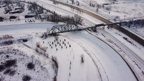Schneebedeckte-Eisenbahnbrücke-Im-Winter.-Drohnenschuss