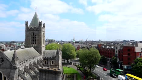 Christuskirche-Vom-St.-Michael&#39;s-Tower-Im-Dublinia-Museum-Aus-Gesehen,-Während-Autos-Fahren