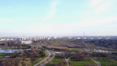 Nach-Unten-Fliegen-Und-In-Richtung-Park-Tineretului-In-Bukarest,-Rumänien,-Blicken