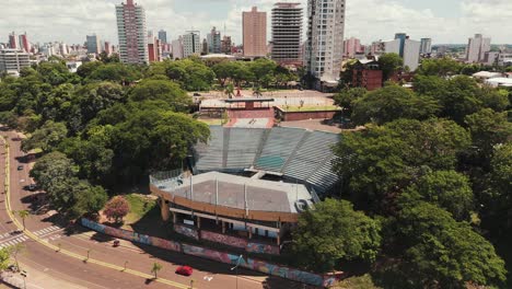 Drone-unveiling-the-amphitheater-in-Posadas,-the-renowned-venue-for-the-famous-Festival-del-Litoral