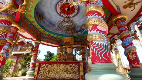 Colorful-Chinese-Temple-Exterior-Design,-Daylight