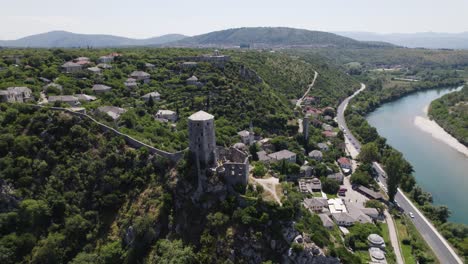 Historische-Zitadelle-Von-Počitelj-über-Dem-Fluss-Neretva,-Bosnien---Luftaufnahme