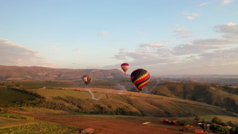 Drone-view-of-the-flight-of-several-balloons-at-the-Balloon-Festival-in-Serra-da-Canastra,-in-the-interior-of-Minas-Gerais,-Brazil
