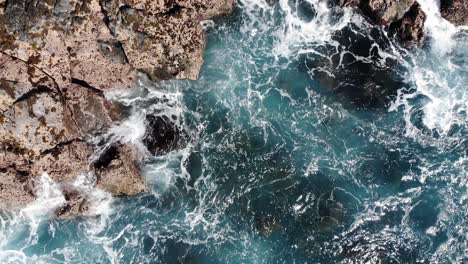 Wellen-Wirbeln-Zwischen-Felsen-Aus-Lavaströmen-Auf-Der-Insel-Hawaii
