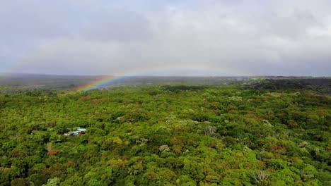 Zeitraffer-Des-Regenbogens,-Der-Sich-über-Dem-Natürlichen-Wald-Der-Hawaii-Insel-Und-Der-Basis-Des-Kilauea-Vulkans-Bildet,-Wobei-Sich-Wolken-Bewegen-Und-Schatten-Auf-Die-Bäume-Werfen