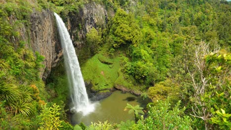 Wide-view-captures-the-majestic-Bridal-Veil-Falls-from-the-top,-showcasing-the-waterfall's-grandeur-and-natural-beauty
