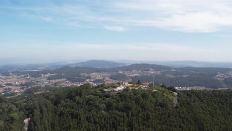 Monte-da-Franqueira-Overlook-in-Barcelos,-Portugal---aerial-wide-view