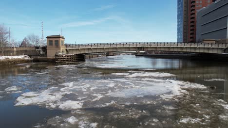 Aufsteigender-Drohnenschuss-Eis-Flussabwärts-Winter-Schwebend-Aufsteigend-Langsam-Totale-Wilmington,-Delaware