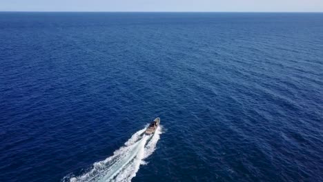Volando-Con-Un-Barco-En-El-Océano-Azul