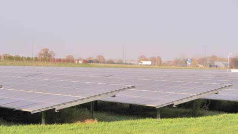 Solarpanel-Farm-Auf-Einem-Feld-In-Der-Nähe-Einer-Autobahn
