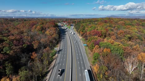 Highway-in-USA-surrounded-by-colorful-fall-foliage-in-Appalachia-during-autumn