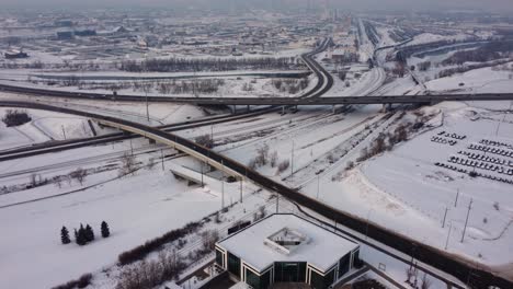 Aufschlussreiche-Luftaufnahmen-Der-Schneebedeckten-Innenstadt-Von-Calgary