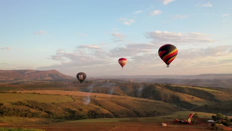 Drohnenansicht-Des-Fluges-Von-Drei-Ballons-Beim-Ballonfestival-In-Serra-Da-Canastra-Im-Landesinneren-Von-Minas-Gerais,-Brasilien