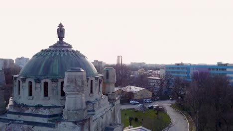 Nach-Rechts-Und-Oben-Fliegend,-Auf-Ein-Altes-Gebäude-Blickend-Und-Dann-Auf-Das-Stadtbild-Von-Bukarest,-Rumänien