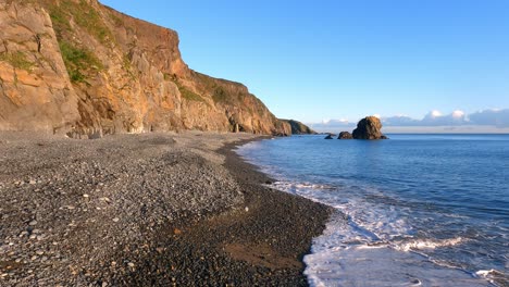 Suaves-Olas-En-La-Playa-De-Guijarros-Mareas-Llenas-Hora-Dorada-Costa-De-Cobre-Waterford-Irlanda-Naturaleza-Perfecta