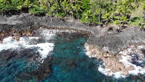 Langsamer-Abstieg-über-Die-Vulkanische-Küste-Der-Insel-Hawaii-Mit-Wellen-Und-Klippen