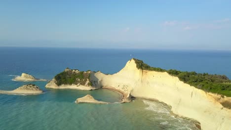 Atemberaubende-Korfu-Mittelmeer-Landzunge,-Idyllische-Naturschönheit,-Luftaufnahmen