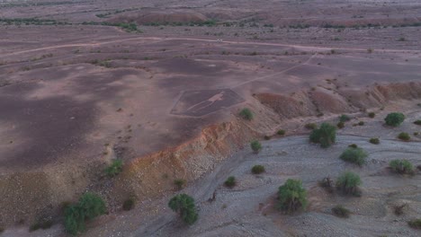 Die-Geschichte-Wird-Enthüllt,-Als-Sich-Die-Drohne-Blythe-Intaglios-In-Arizona-Nähert,-Einer-Alten-Geoglyphe-In-Der-Sonora-Wüste