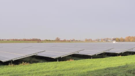 Paneles-Solares-Instalados-En-Un-Campo-Cerca-De-Una-Carretera.