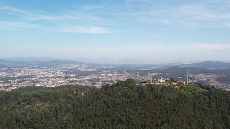 Panorama-Aéreo-Del-Monte-Da-Franqueira,-Barcelos-Portugal---Panorámica-Aérea