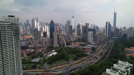 Skyline-Von-Kuala-Lumpur-Aus-Der-Luft-Und-Reger-Verkehr-Auf-Dem-Jln-Kuching-Highway-1-Tagsüber,-Malaysia