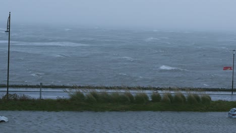 Sturm-Fergus-Trifft-Salthill,-Galway.-Dramatische-Überschwemmungen