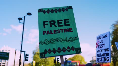Politische-Plakatbotschaft-„Freies-Palästina“,-Gehalten-Von-Einem-Demonstranten-Des-Nationalmarsches