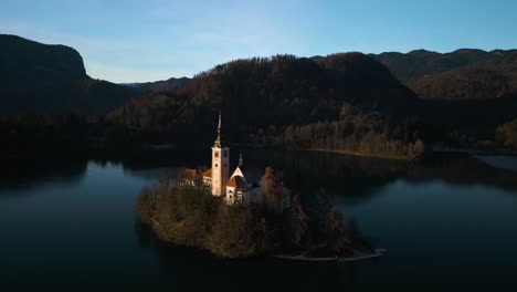 Hyperlapse-über-Dem-Bleder-See,-Slowenien-–-Drohnenaufnahme-Nach-Vorne