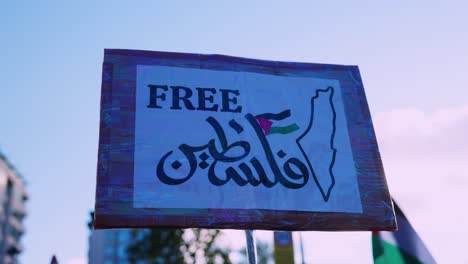 Starke-Botschaft-Der-Demonstranten-Auf-Dem-Nationalen-Marsch-Mit-Plakaten:-„Freies-Palästina.“