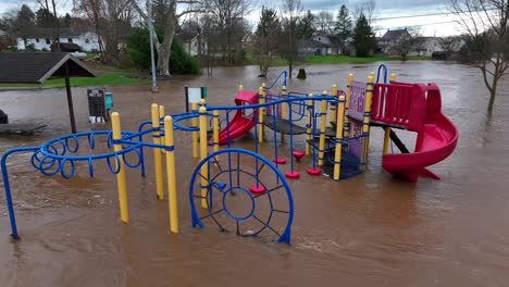 Parque-Infantil-Inundado-De-Agua-Turbia-De-Color-Marrón-Después-De-Un-Desastre-Natural