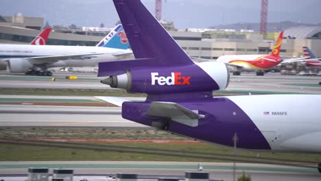 Jet-De-Fedex-En-Un-Aeropuerto-Grande-Y-Concurrido
