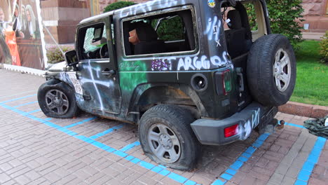 Jeep-Negro-Bombardeado-En-La-Calle-Principal-De-Khreshchatyk-De-La-Guerra-De-Rusia-Y-Ucrania-En-El-Centro-De-La-Ciudad-De-Kiev,-Vehículo-De-Guerra-Roto-Destruido-En-Ucrania,-Coche-Dañado,-Disparo-De-4k