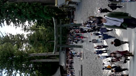 Cámara-Lenta-De-Personas-Frente-A-La-Puerta-Torii-Media-En-Nikko,-Japón,-Que-Sirve-Como-Emblema-Cultural-E-Histórico