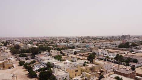 Toma-De-Drone-Del-Centro-De-La-Ciudad-De-Nuakchot,-Mauritania.