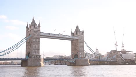 Puente-De-La-Torre-Sobre-El-Río-Támesis-En-La-Ciudad-De-Londres,-Reino-Unido,-Gran-Bretaña