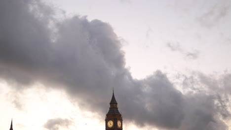 Silueta-De-La-Torre-Del-Reloj-Big-Ben-Al-Atardecer-En-La-Ciudad-De-Londres,-Reino-Unido,-Gran-Bretaña