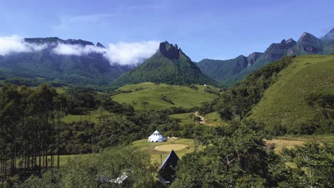 Luftbilder-Eines-Chalets-Mitten-In-Den-Bergen-In-Der-Stadt-Alfredo-Wagner-–-Santa-Catarina-–-Brasilien