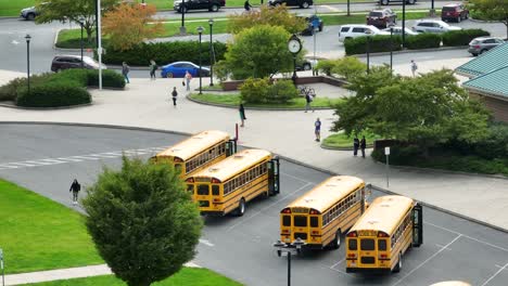 Gelbe-Schulbusse-Stehen-Schlange,-Um-Schüler-Von-öffentlichen-Schulen-In-Den-USA-Zu-Transportieren