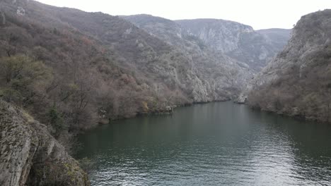 Vista-De-Drones-De-La-Belleza-Natural-Entre-Las-Montañas-En-El-Cañón-Kozjake,-Skopje