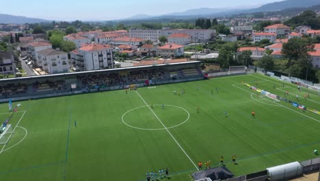 Jugadores-De-Fútbol-Entrenando-En-El-Campo-De-Césped-En-El-Estadio-Ponte-De-Lima-Portugal