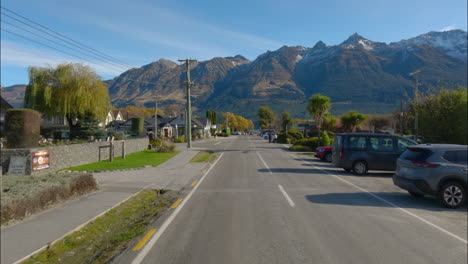 Fahren-Auf-Einer-Asphaltstraße-In-Glenorchy-Mit-Blick-Auf-Die-Südalpen-Auf-Der-Südinsel-Neuseelands