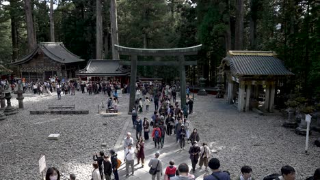 Touristen-Vor-Dem-Mittleren-Torii-Tor-In-Nikko-Toshogu,-Einem-Verehrten-Kulturerbe-In-Japan