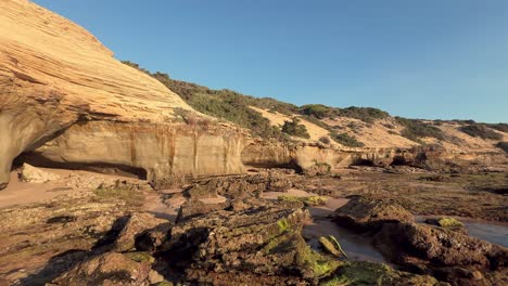 Landschaft,-Die-Steinformationen-Und-Felsstrukturen-Vor-Dem-Hintergrund-Der-Wasseroberfläche-Des-Meeres-Einfängt