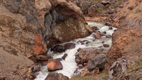 Feste-Nahansicht-Eines-Flusses-Mit-Klarem-Wasser,-Der-Durch-Eine-Schlucht-Fließt-Und-Vom-Landmannalaugar-Gebirge-In-Island-Herabfließt