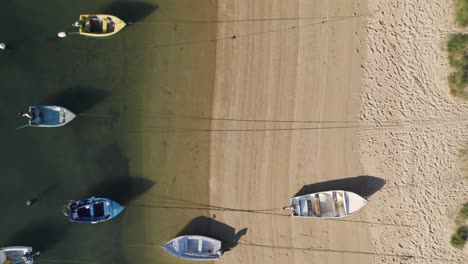 Barcos-Amarrados-En-La-Playa-De-Alvor-Durante-La-Marea-Baja,-Vista-Aérea-Superior-De-Portugal